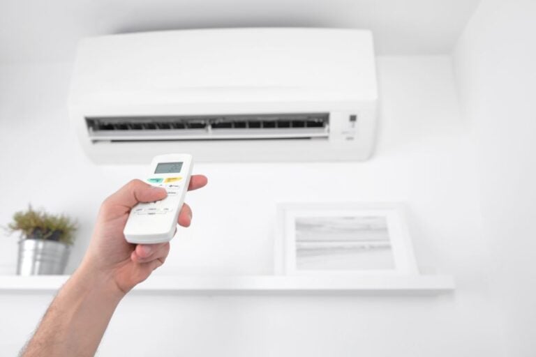 ac not turning on han holding remote controller pointing the ac unit