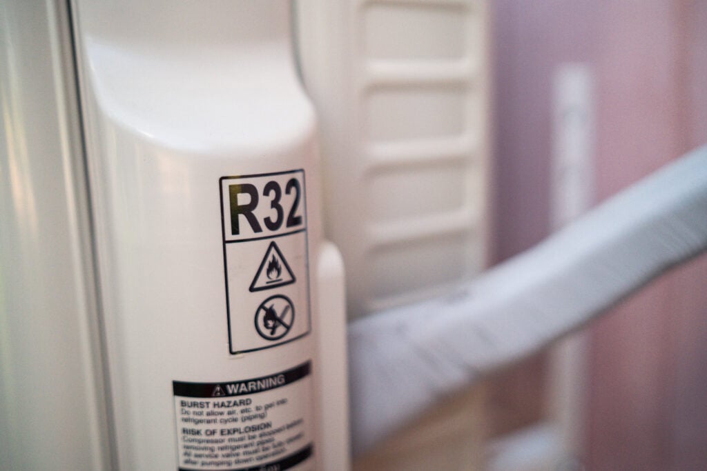 refrigeration cycle  Label Information of R32 refrigerant gas type of inverter air condition