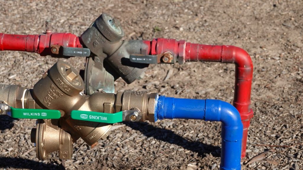 backflow preventer red and blue pipes